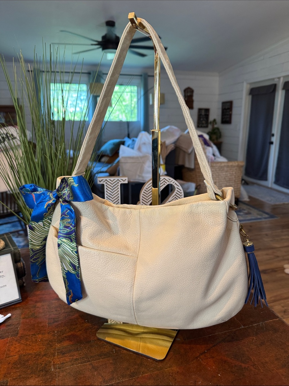 Hobo Leather cream colored hobo bag  expanding bottom exterior pocket (CLSH)